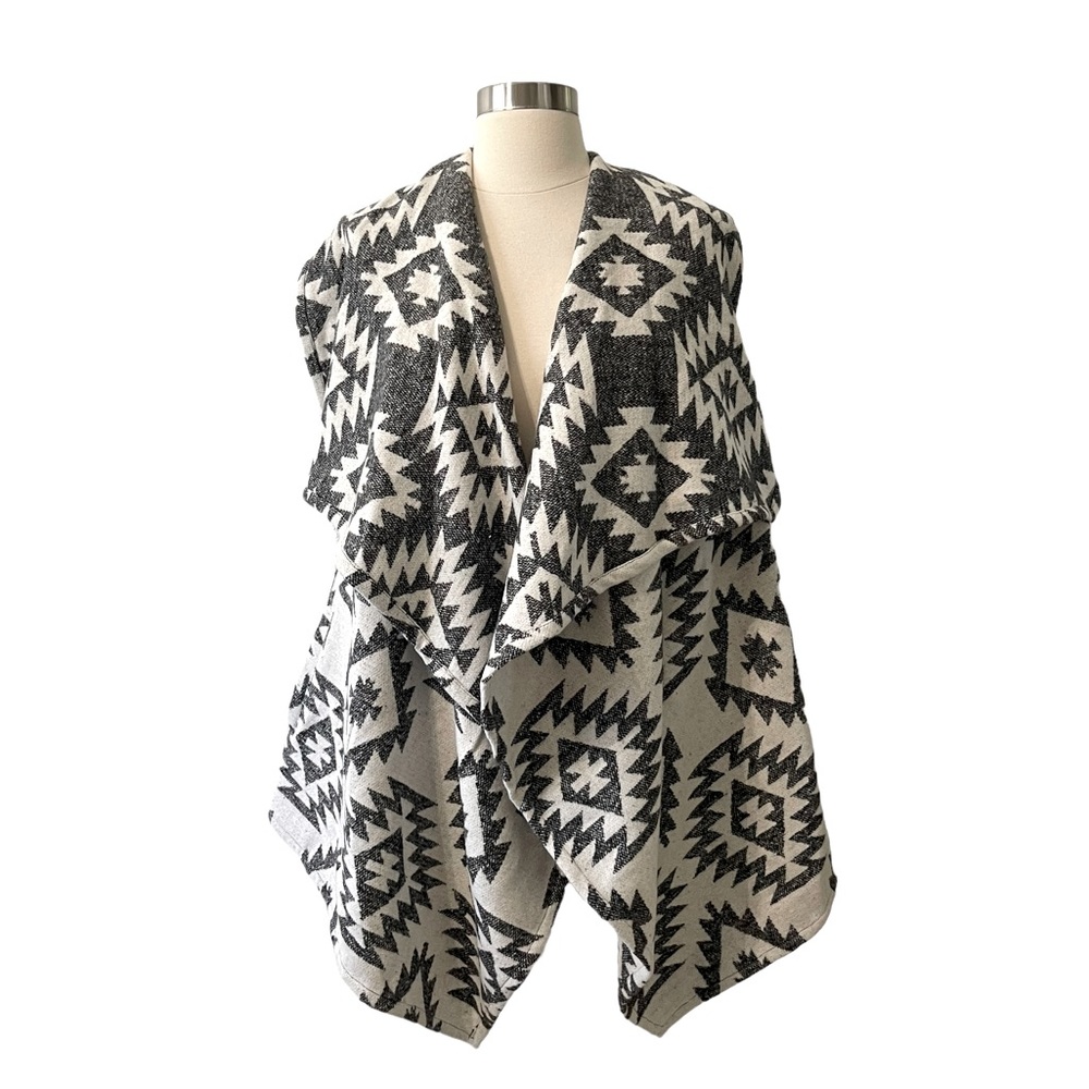 Me Jane Womens Tribal Pattern Vest w/ Pockets Size Large Gray & White in Color